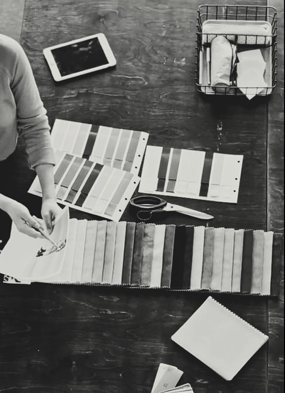 We selecteren samen met jou de stoffen, kleuren en afwerkingen voor jouw bedrijfskleding of private label collectie